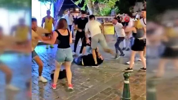 Antalya'da turistlik mekanda gençlerin tekmeli yumruklu kavgası kamerada!