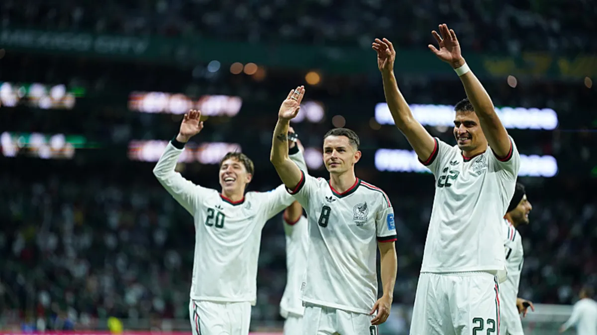 Meksika milli futbol takımı oyuncuları galibiyeti kutluyor.