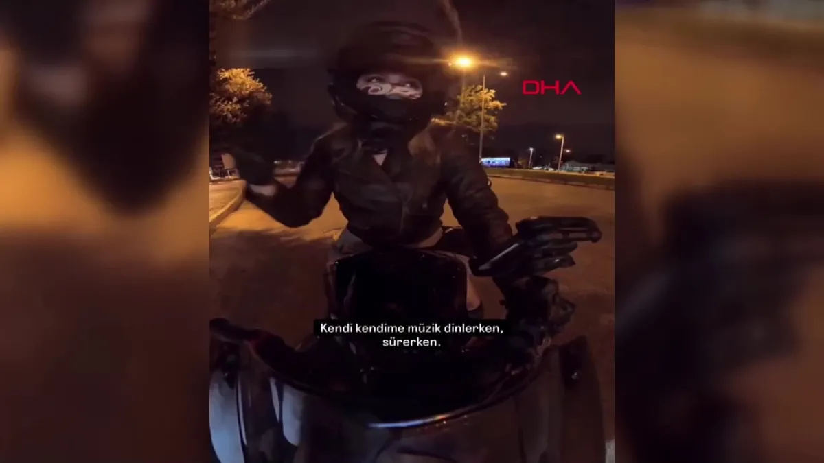 Adana’da otomobilin kadın motosiklet sürücüsünü biçtiği anlar kamerada | Video videosunu izle Adana’da otomobilin kadın motosiklet sürücüsünü biçtiği anlar kamerada | Video videosunu izle