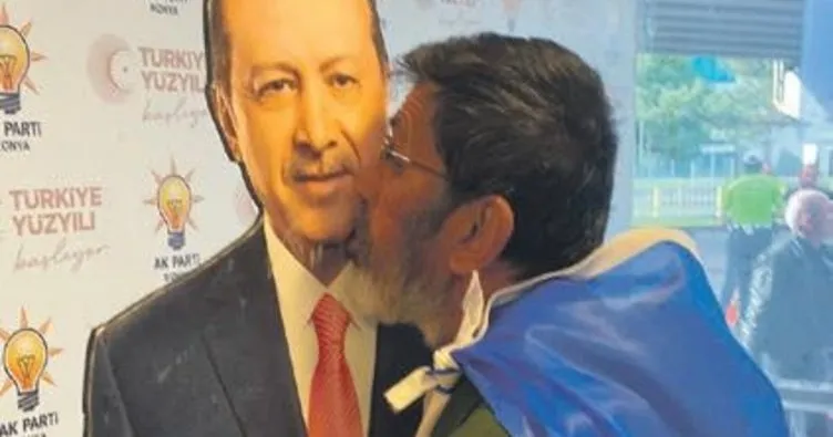 Erdoğan’ın maketine sarılıp öptü