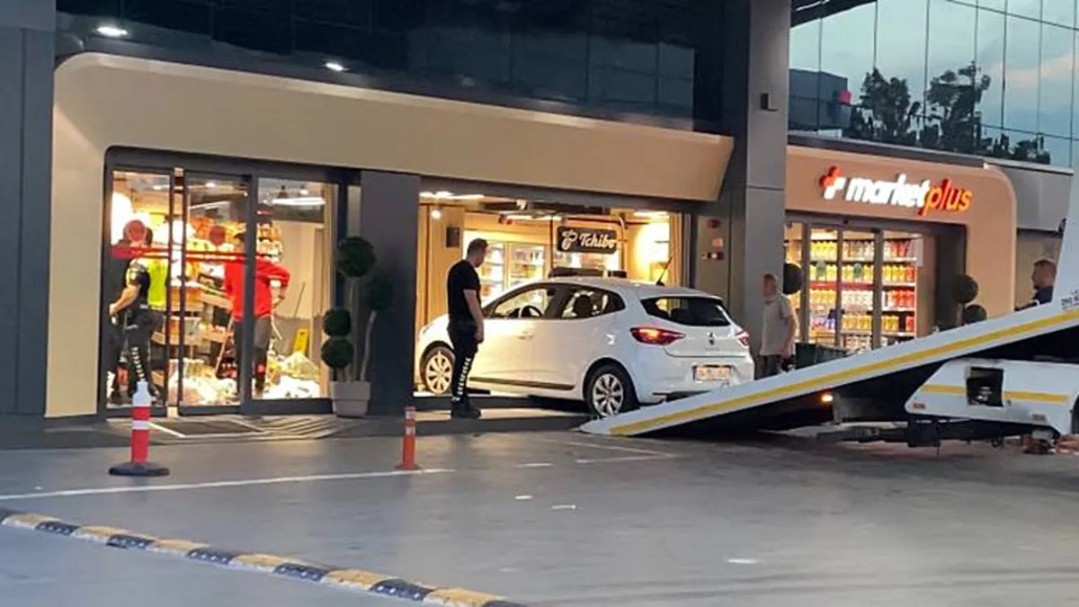 Bağcılar'da bir akaryakıt istasyonunun marketine giren otomobil ve olay yeri incelemesi yapan polis ekipleri.