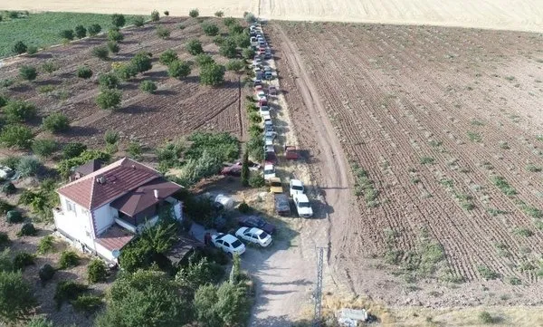 Elazığlının bahçesindeki 50 otomobil herkesi şaşırtıyor!