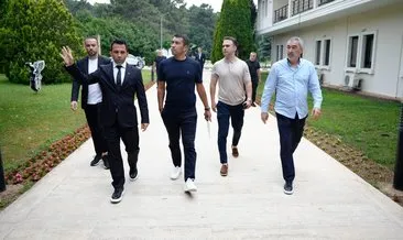 Beşiktaş Teknik Direktörü Van Bronckhorst, tesisleri gezdi