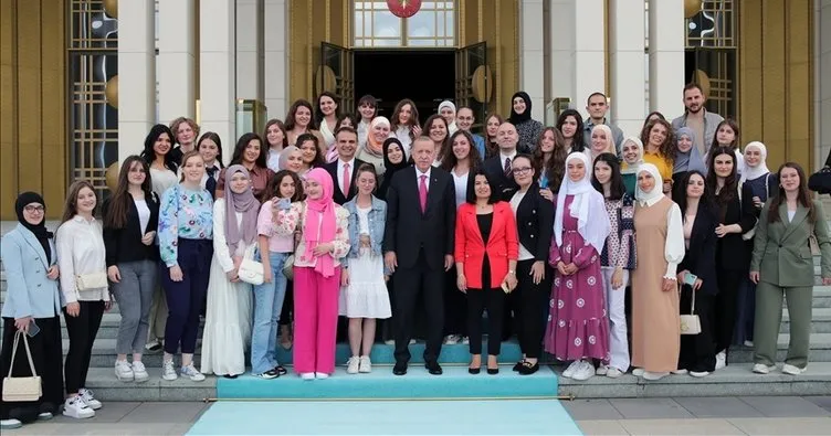 Başkan Erdoğan, Novi Pazar Türk Kültür Merkezi öğrencileri ile görüştü