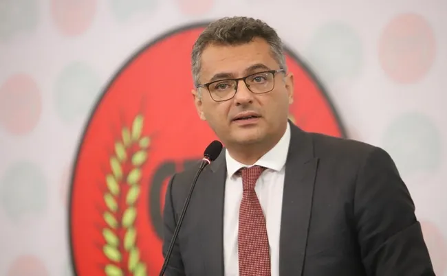 kibrista-rum-tarafindan-cirkin-saldiri-sivillere-tas-ve-patlayici-madde-atildi-1775070451280.jpg Kıbrıs'ta Rum tarafından çirkin saldırı: Sivillere taş ve patlayıcı madde atıldı!