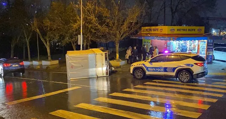 Bayrampaşa’da kamyonet devrildi: 3 yaralı