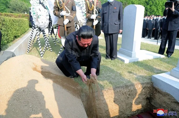 Kim Jong Un’u hiç böyle görmediniz! Elleri ile toprak attı