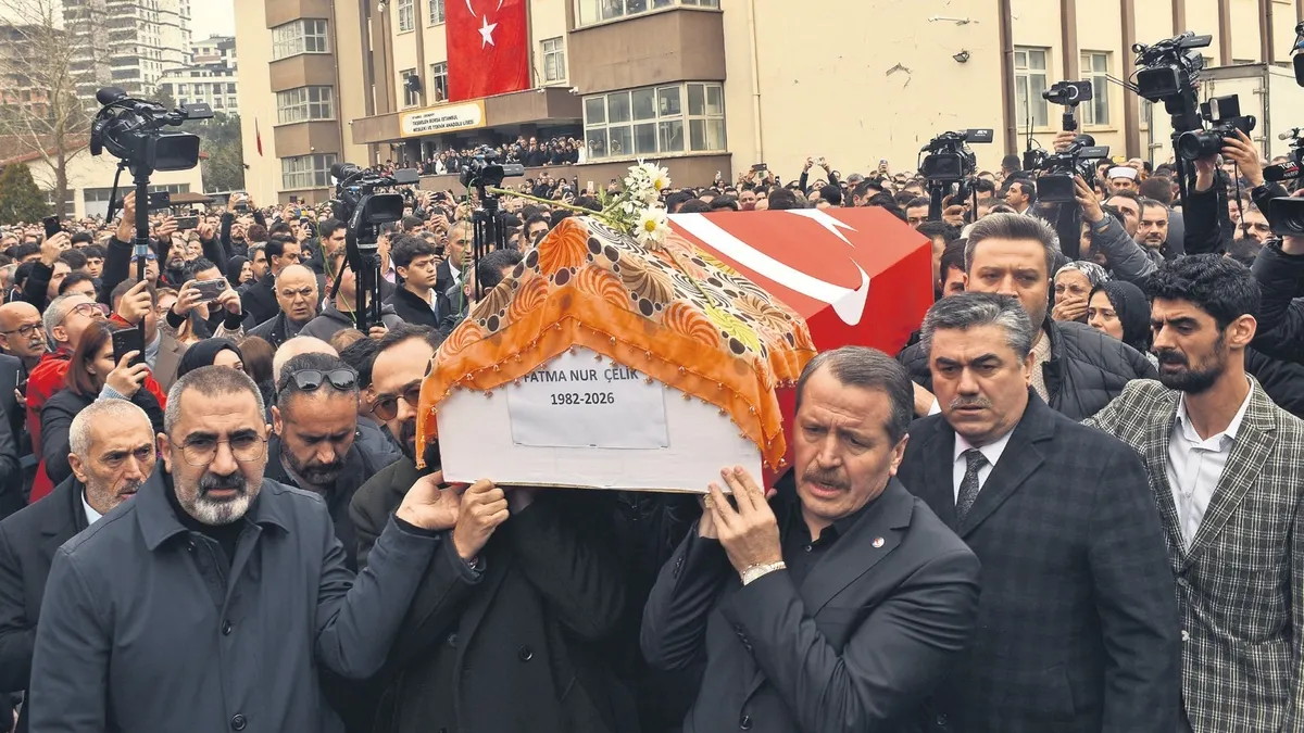 Türkiye Fatma öğretmene ağlıyor