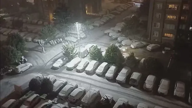 istanbulda-lapa-lapa-kar-yagmaya-basladi-istanbulda-yarin-okullar-tatil-mi-vali-gul-acikladi-1767132397036.jpeg (800×450)