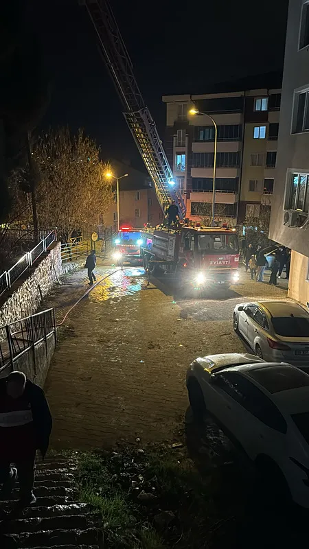 bilecikte-bir-binanin-6-katinda-yangin-1766777973682.jpeg