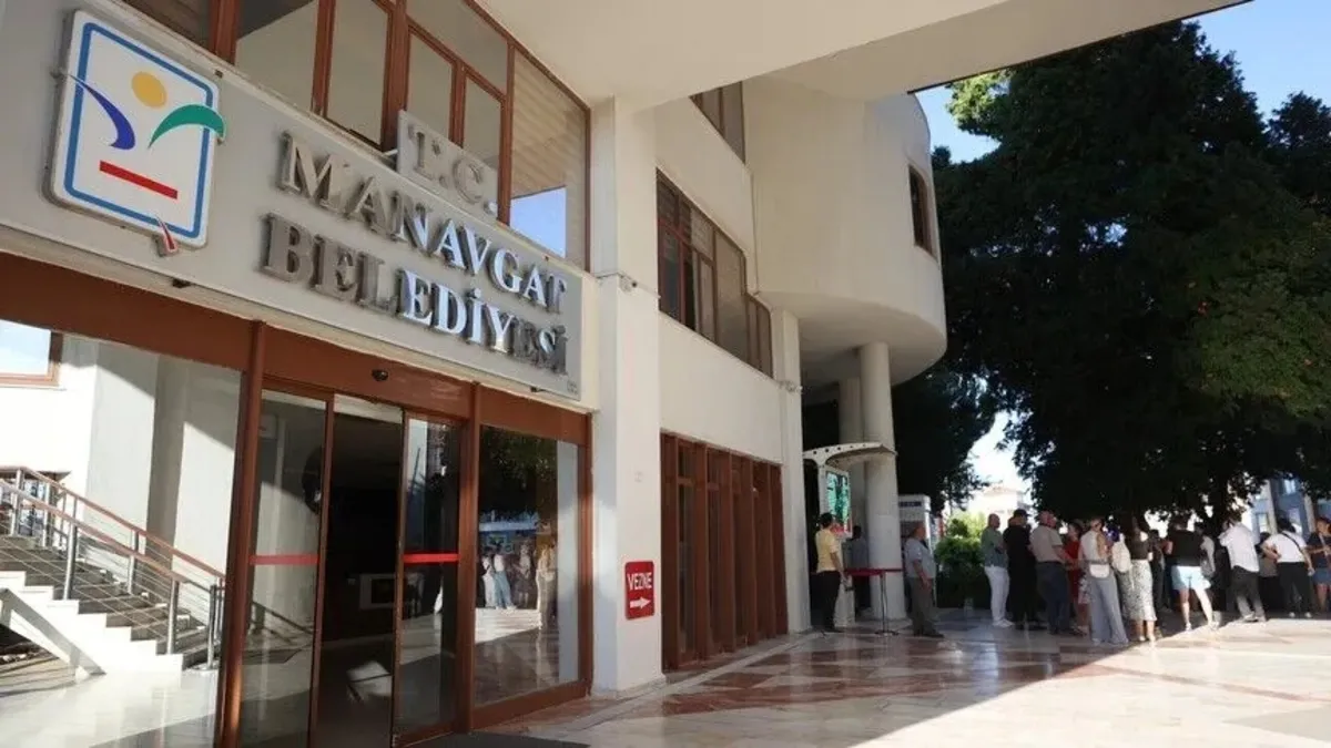Manavgat Belediyesi binasında gece yarısı haciz işlemi yapılıyor.