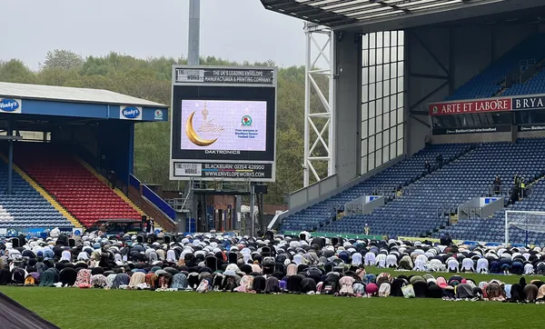 İngiliz ekibi Blackburn Rovers, stadını Müslümanlara açtı! Bayram namazı kılındı - Galeri - Spor