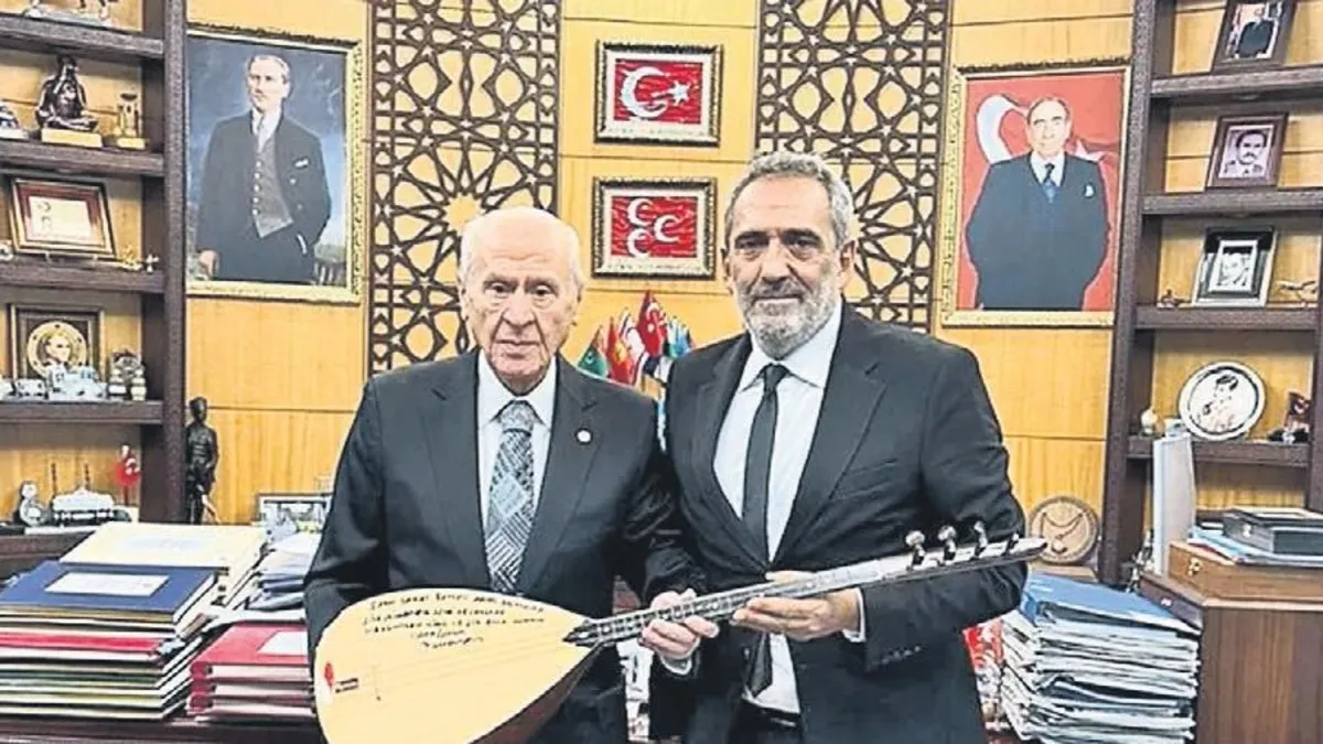 Yavuz Bingöl Bahçeli’ye bağlama hediye etti Yavuz Bingöl Bahçeli’ye bağlama hediye etti