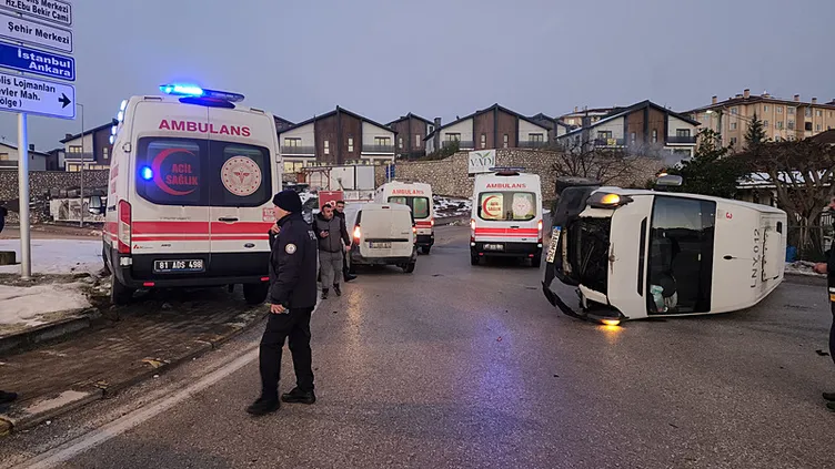 Düzce’de korkutan kaza: Devrilen işçi servisinde 7 kişi yaralandı!
