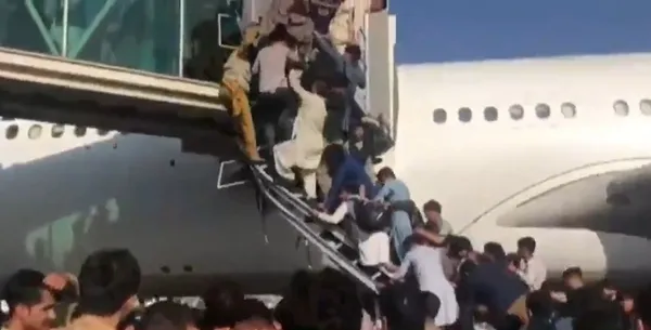 afganistanda-buyuk-kaos-taliban-isgalinden-kacanlar-izdiham-yaratti-1629097350119.jpg Afganistan’da büyük kaos! Taliban işgalinden kaçanlar izdiham yarattı