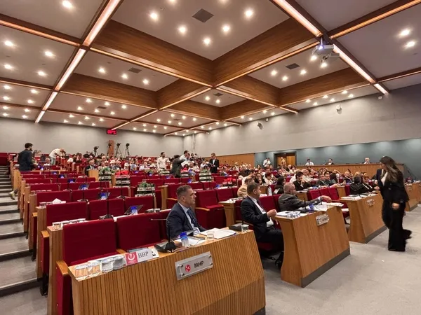 izmirde-chp-darmadagin-belediye-meclisine-katilmadilar-1778836098806.jpg