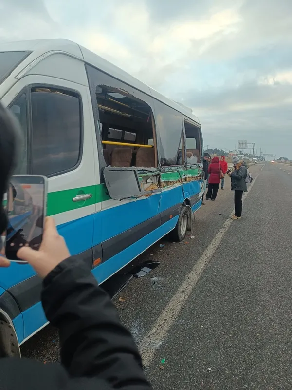 tir-emniyet-seridindeki-yolcu-minibusune-carpti-1769011815578.jpg