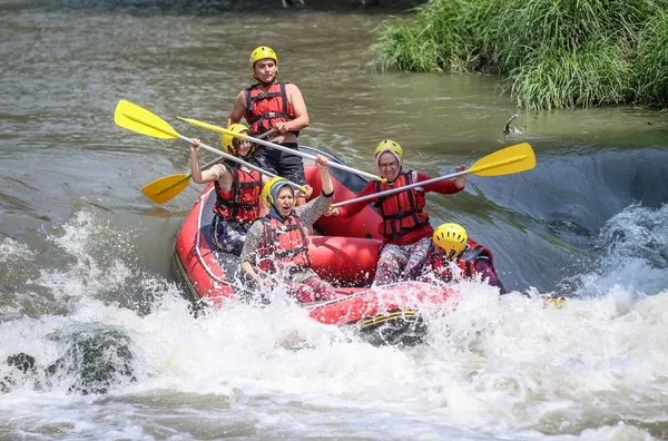 turku-soyleyerek-rafting-yaptilar-bursali-kadinlar-yoresel-kiyafetleriyle-parkurlarda-1690181481214.jpg