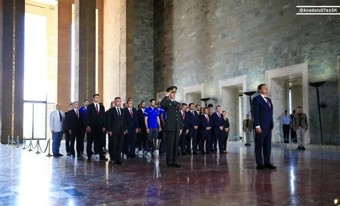 avrupa-sampiyonu-anadolu-efesten-anitkabire-ziyaret-1653484482395.jpg