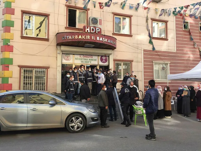 Evlat nöbetindeki aileler ile HDP'liler arasında gerginlik çıktı!