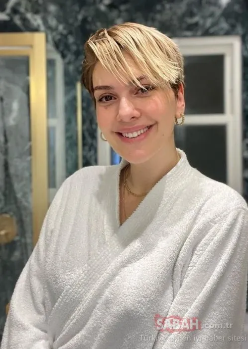 Bergüzar Korel’den Londra’daki yeni evinin banyosunda bornozlu pozlar! Aldığı yeni kararları banyodan açıkladı...