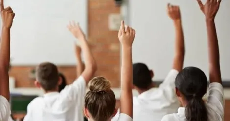 Öğretmenler günü altın gününe döndü: Veliler ikiye bölündü!