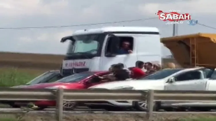 İstanbul'da trafikte kadın sürücülerin saç saça baş başa kavgası kamerada