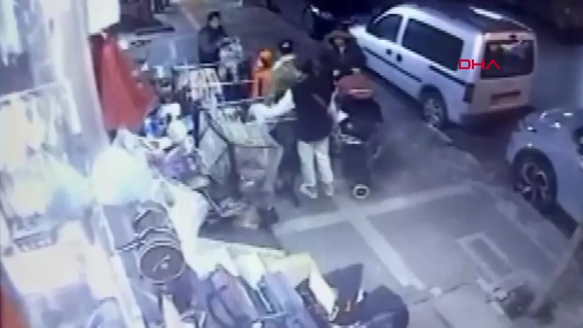 Avcılar’da aynı mağazadan aynı yöntemle yapılan hırsızlık kamerada | Video videosunu izle Avcılar’da aynı mağazadan aynı yöntemle yapılan hırsızlık kamerada | Video videosunu izle