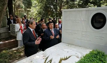 Burak Elmas, Ali Sami Yen ve Metin Oktay’ın mezarına gitti