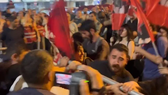 Beyoğlu’nda Özgür Özel’in mitinginde darbe çağrısı: Polise saldırdılar!