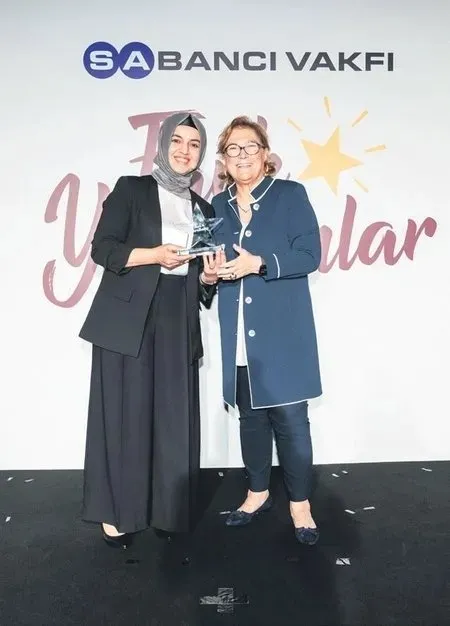 dokunduklari-yeri-guzellestiriyorlar-biri-kuresel-ogretmen-odulunu-aldi-digeri-depremden-sonra-sinifini-ayaga-1700897306987.jpeg