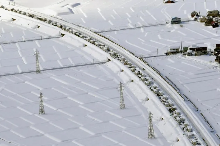 1000'den fazla araç 40 saat yolda kaldı! Kar fırtınası hayatı felç etti