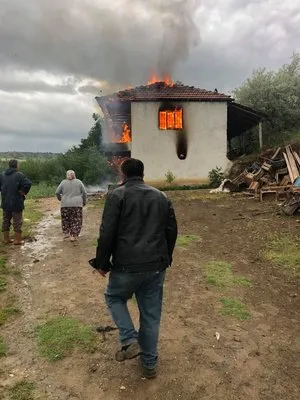Yıldırım evi yaktı