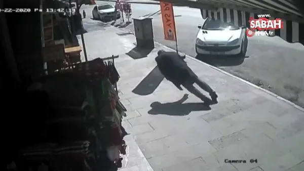 Kaldırımda yürüyordu, aniden yere yığıldı...O anlar kamerada | Video