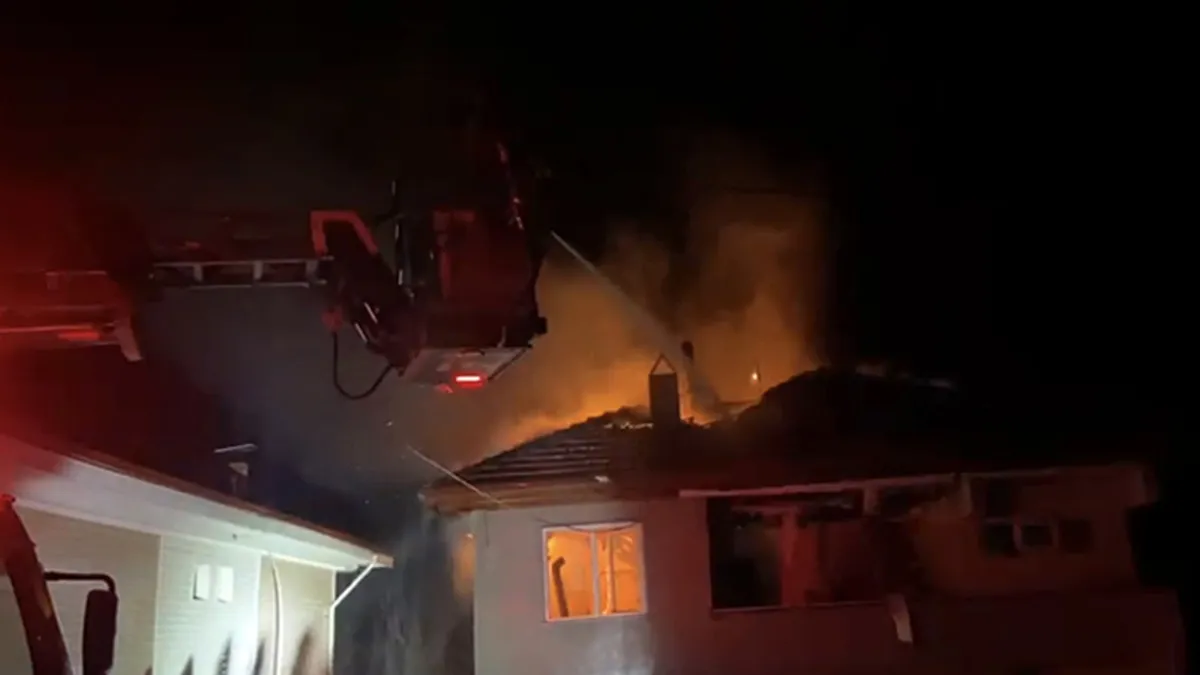 Karabük’te korku dolu anlar! İki katlı evin çatısı alev alev yandı Karabük’te korku dolu anlar! İki katlı evin çatısı alev alev yandı