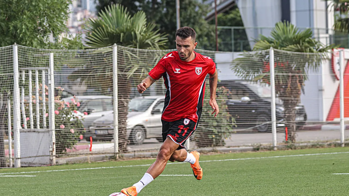 Samsunsporlu futbolcular antrenman sahasında çalışıyor.