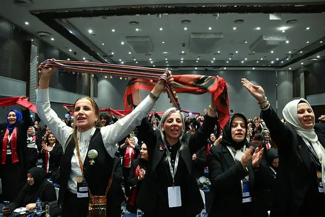 hak-ve-adalet-mucadelesinde-daima-kadinlarin-yanindayim-1764969158353.jpeg