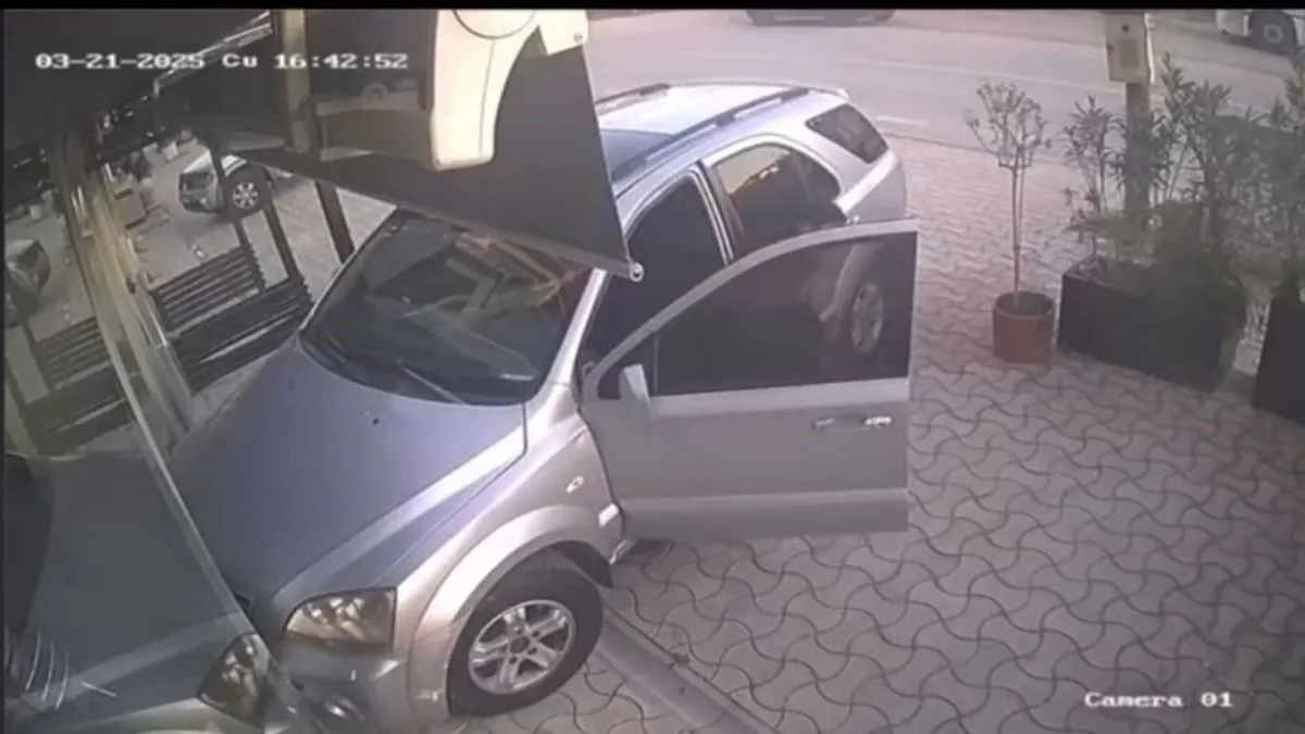Fahiş zammı kabul etmeyen kiracısının dükkanına otomobille daldı!