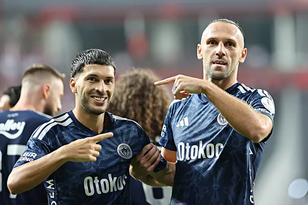 canli-super-ligde-samsunspor-fenerbahce-maci-ilk-yari-oynaniyor-1788116311723.jpeg