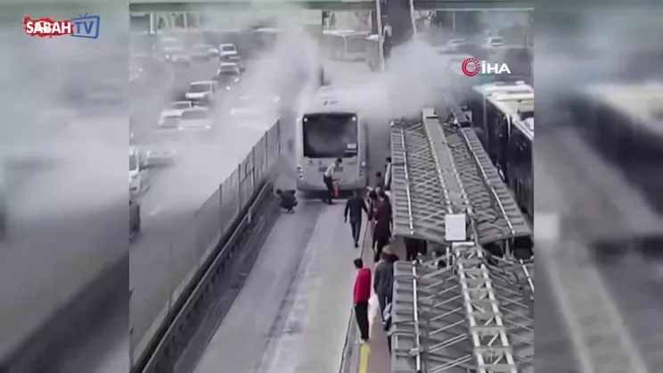 Sefaköy'de metrobüs yangını | Video