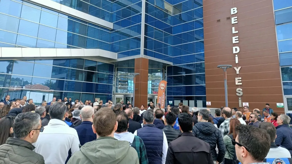 Bayraklı Belediyesi’nde sosyal denge tazminatı krizi: Memurlar eylemde Bayraklı Belediyesi’nde sosyal denge tazminatı krizi: Memurlar eylemde