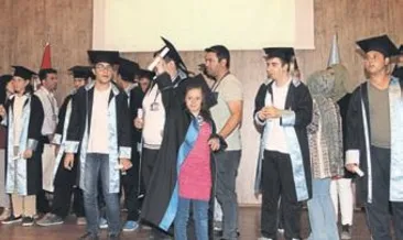 Özel öğrenciler birlikte kep attı