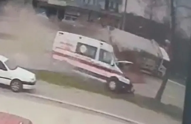 samsunda-feci-kaza-ambulans-ile-kamyon-carpisti-1-olu-3-yarali-1773759851073.jpg