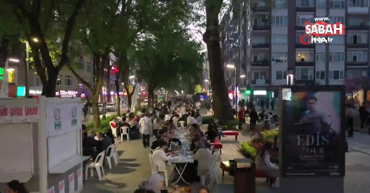 3 kilometrelik iftar sofrası: 11 bin kişi aynı iftar sofrasında buluştu | Video videosunu izle | Son Dakika Haberleri