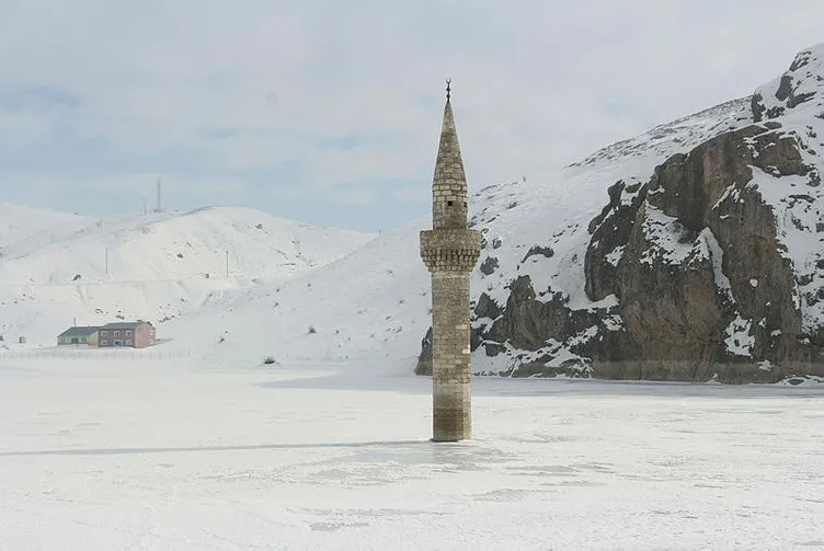 Buzlar arasında ayakta duran minare şaşırtıyor