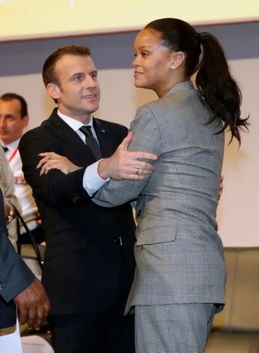 Fransa Cumhurbaşkanı Macron ve Rihanna’nın samimiyeti dikkat çekti