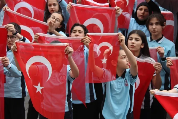 sivasta-850-ogrenciden-turk-bayrakli-gosteri-1779192240623.jpg
