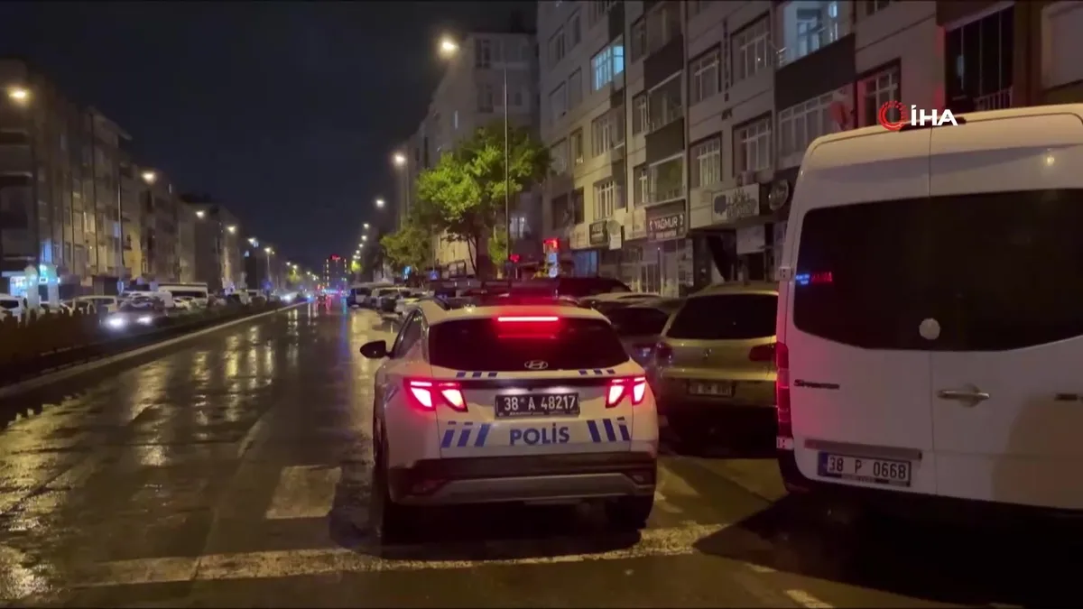 Kayseri’de sokakta tüfekle dolaşan 15 yaşındaki çocuk yakalandı | Video videosunu izle Kayseri’de sokakta tüfekle dolaşan 15 yaşındaki çocuk yakalandı | Video videosunu izle
