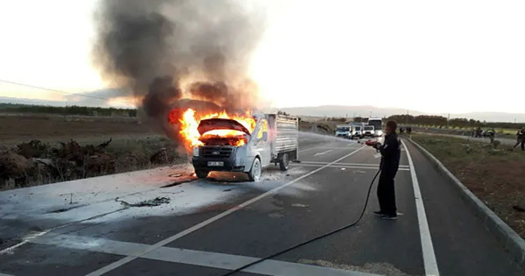 Kamyonet cayır cayır yandı