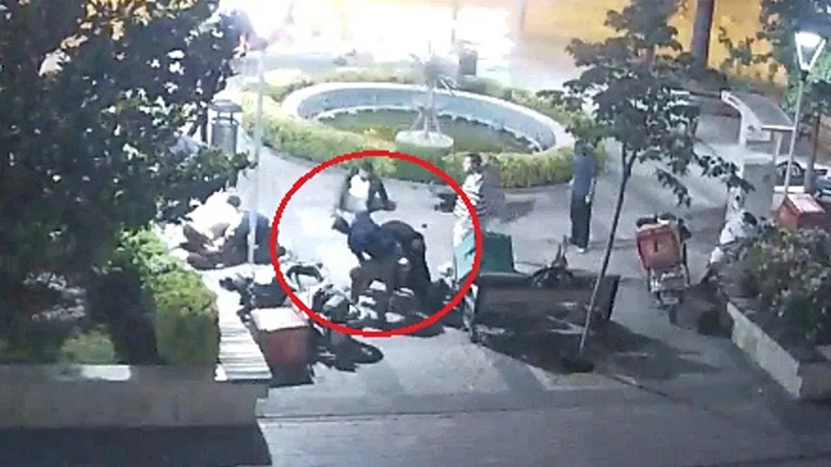 Bursa İnegöl'de meydana gelen motokurye ve işletmeci kavgası sonrası polis ekiplerinin olay yerinde inceleme yapması.